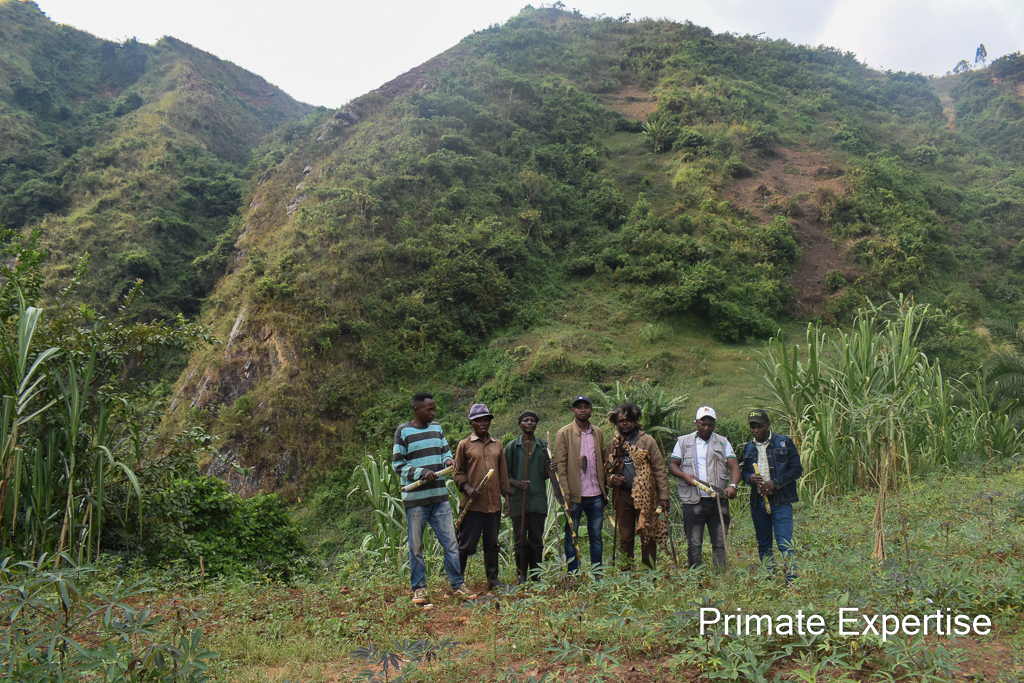 Equipe de PEx autour du Chef de village Kamina et d’autres propriétaires terriens en visite du site de babouin de Nyangezi.