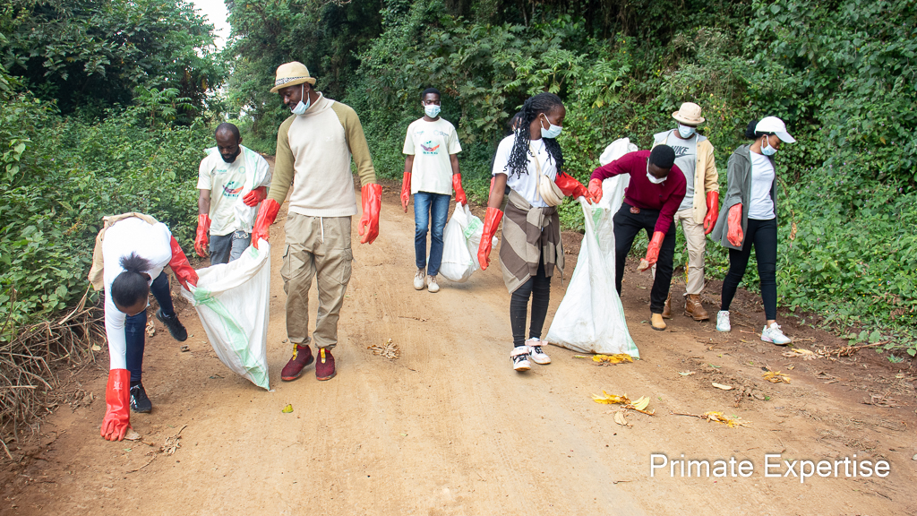 Les etudiants volontaires en plein rammassage des déchets dans l'habitat du gorille de Grauer au PNKB