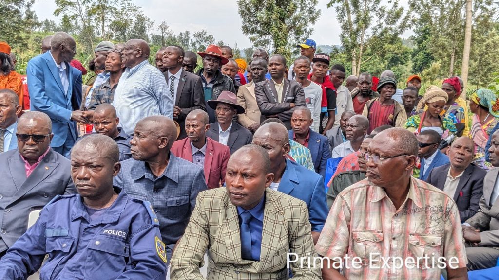 communauté d'idjwi présente à l'inauguration du buste du singe blue de bulolero 